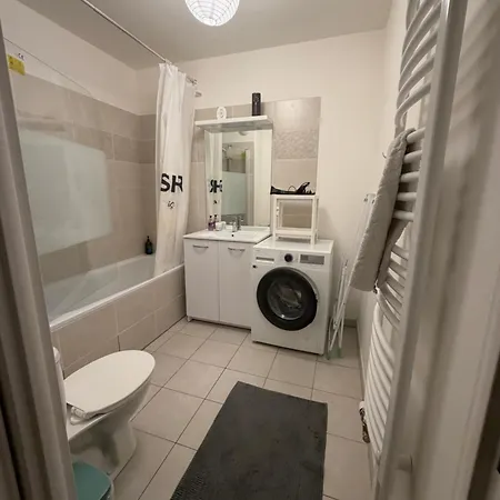 Large Flat Close To Paris With Free Parking